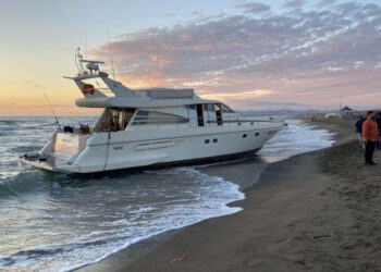 Yacht fantasma si arena nella spiaggia a Fregene: nessuno a bordo
