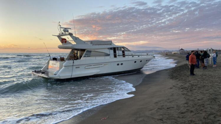 Yacht fantasma si arena nella spiaggia a Fregene: nessuno a bordo