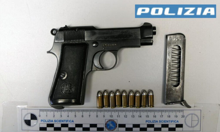 Vittoria, nascondeva pistola e munizioni in casa: arrestato