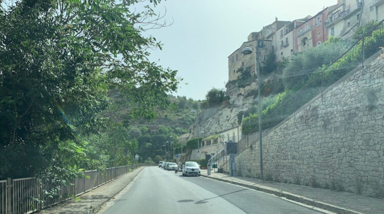 Circonvallazione a Ragusa Ibla: rimuovere la segnaletica di sosta