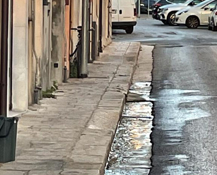 Continua perdita d'acqua in corso Vittorio veneto a Ragusa