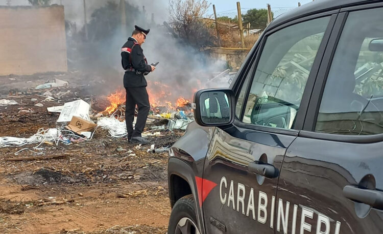 Vittoria, imprenditore agricolo incendia rifiuti: arrestato