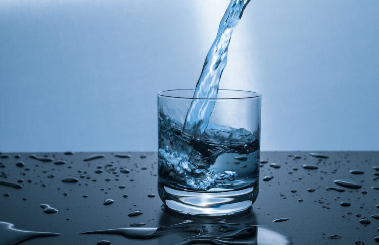 Bere acqua quanto fa dimagrire?