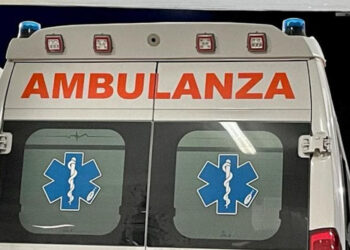 Auto travolge scale, operai precipitano da 3 metri