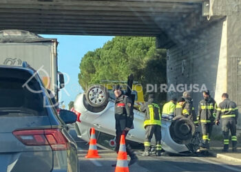 Incidente a Ragusa, auto cappotta: traffico in tilt