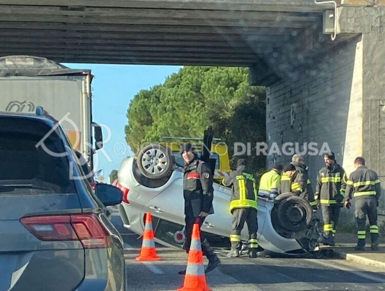 Incidente a Ragusa, auto cappotta: traffico in tilt