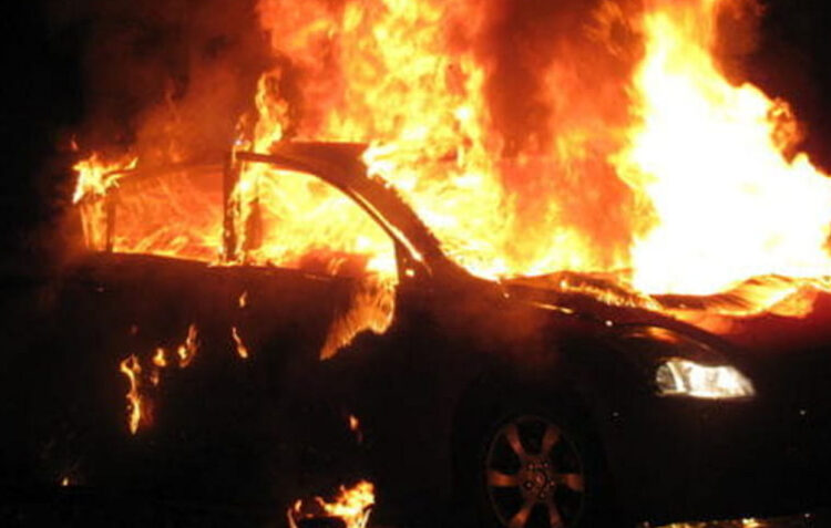 Otto auto incendiate: 4 a Palermo e 4 a Gela