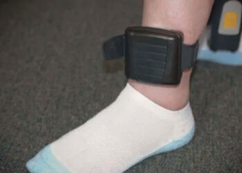 Vittoria, beccato a spasso con il braccialetto elettronico