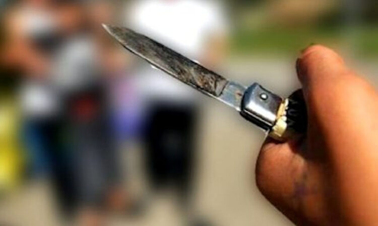 Vittoria, tenta di entrare allo stadio armato di coltello