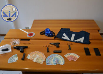 Imprenditore onoranze funebri con pistola, arrestato da Dia