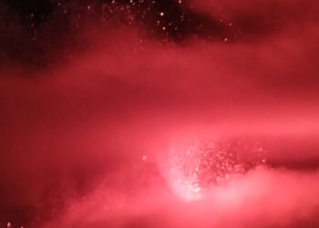 Etna in eruzione, attività stromboliana dal cratere Sud Est: cenere
