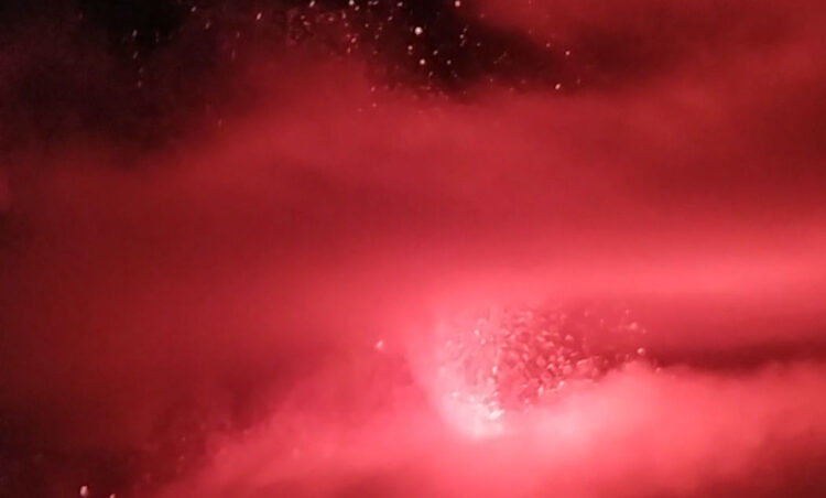 Etna in eruzione, attività stromboliana dal cratere Sud Est: cenere