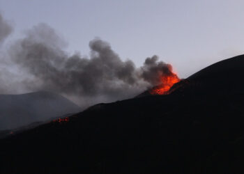 Etna, attività esplosiva da cratere Sud-Est: le news su aeroporto di Catania