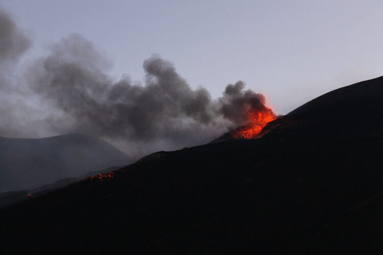 Etna, attività esplosiva da cratere Sud-Est: le news su aeroporto di Catania