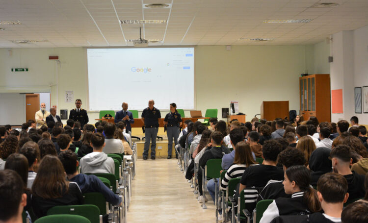 Lotta al bullismo a Ragusa, la Polizia di Stato in tour nelle scuole