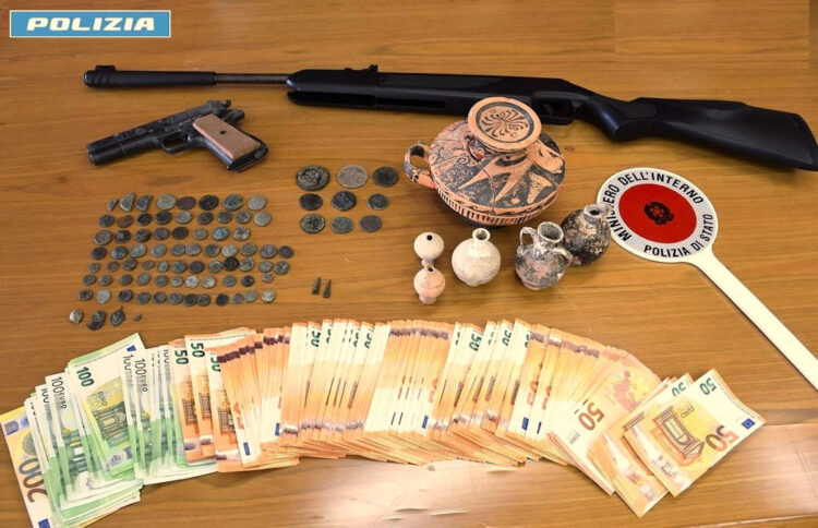 Gela: monete, reperti archeologici, munizioni e denaro scoperti in casa