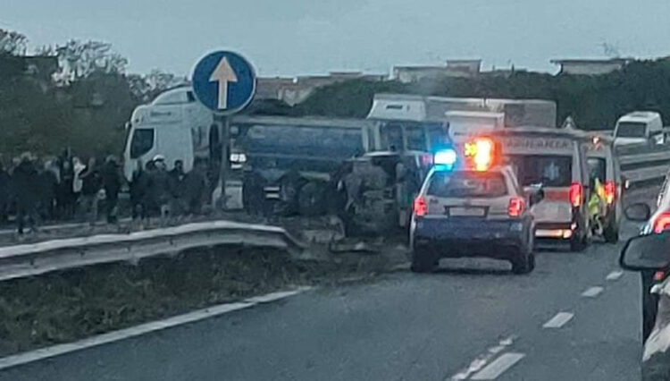 Grave incidente su autostrada A18 Messina-Catania, 3 feriti: traffico in tilt