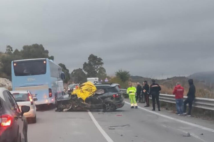 Incidente mortale sulla Ragusa Catania: scontro tra auto-tir