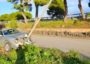 Si schianta contro un palo e resta incastrato, salvato da da un poliziotto
