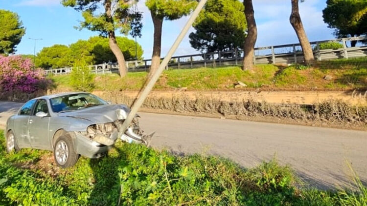 Si schianta contro un palo e resta incastrato, salvato da da un poliziotto