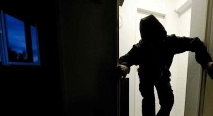 Furto in una villa storica a Donnalucata: rubati gioielli, denaro, orologi e cassaforte