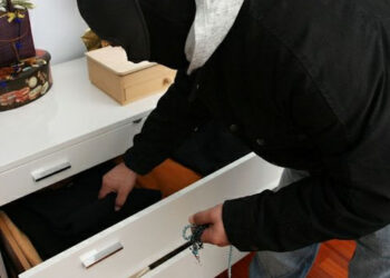 Vittoria, ladro in casa per rubare con la proprietaria in casa: denunciato