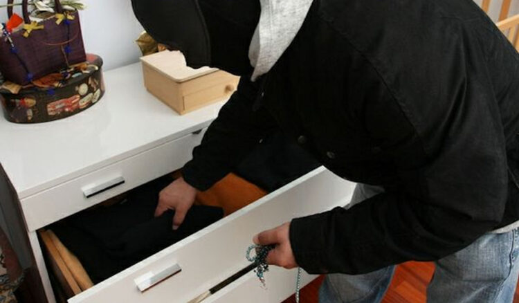 Vittoria, ladro in casa per rubare con la proprietaria in casa: denunciato