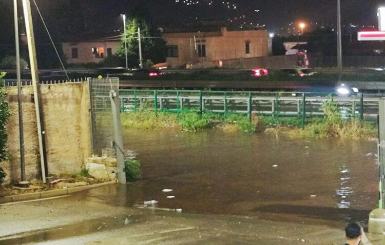 Maltempo, bomba d'acqua su Palermo: allagamenti e strade come fiumi
