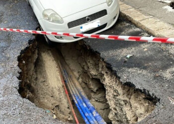 Maltempo a Palermo, si apre una voragine in via Sampolo