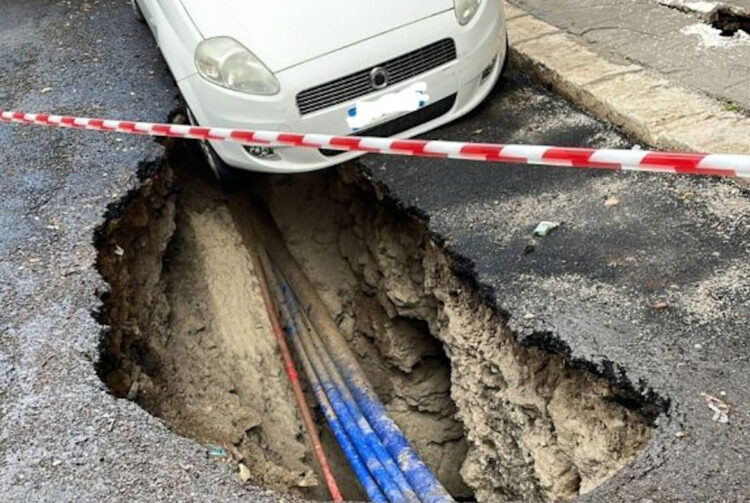 Maltempo a Palermo, si apre una voragine in via Sampolo
