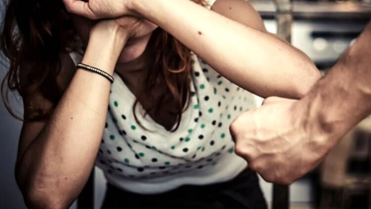 Comiso, maltrattamenti contro la madre: 31enne ai domiciliari