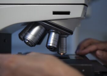 Doppia vita dei farmaci anti colesterolo: le statine affamano le cellule dei tumori