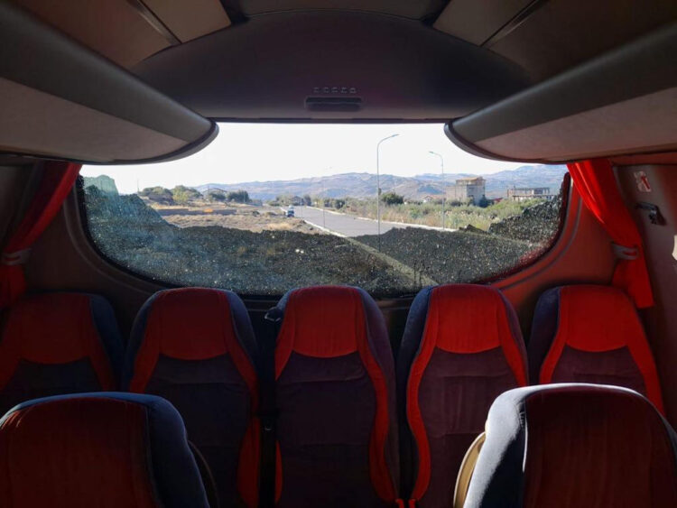 Paura sul pullman del Modica Calcio: lancio di pietre spaccano vetri