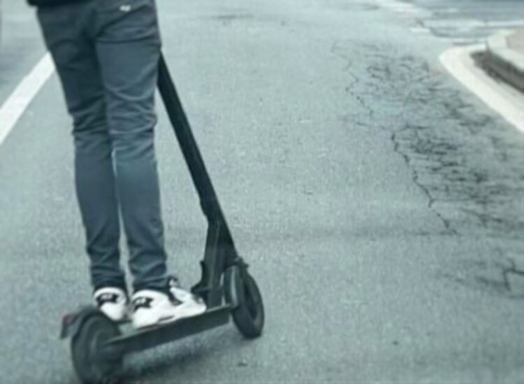 Vittoria, bambina di 3 anni investita da un monopattino in via Cavour