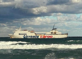 Maltempo, si rompe cavo rimorchiatore: nave si incaglia
