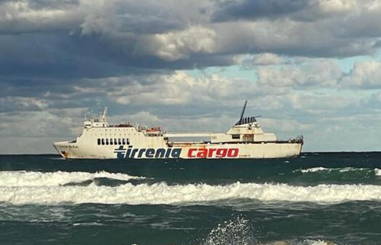 Maltempo, si rompe cavo rimorchiatore: nave si incaglia