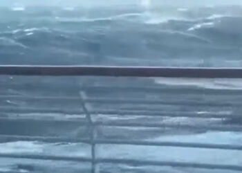 Nave da crociera nella tempesta, onde impressionanti alte 14 metri: 100 feriti