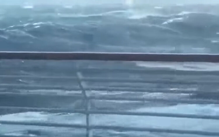 Nave da crociera nella tempesta, onde impressionanti alte 14 metri: 100 feriti