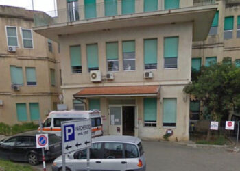 Ospedale Arezzo di Ragusa: distributori automatici fuori servizio, pazienti senza acqua
