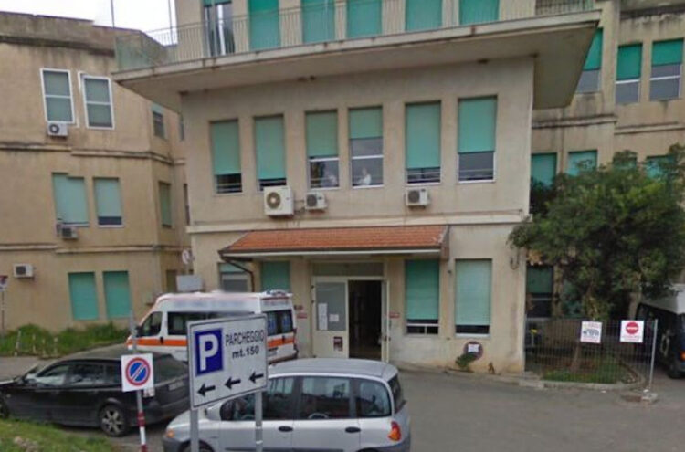 Ospedale Arezzo di Ragusa: distributori automatici fuori servizio, pazienti senza acqua