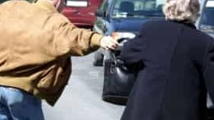 Vittoria, scippa una donna di 74 anni: arrestato