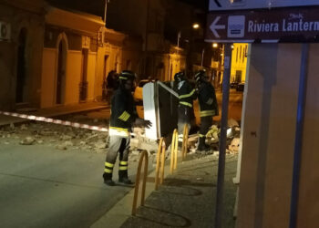 Tragedia sfiorata a Scoglitti: crolla un balcone FOTO