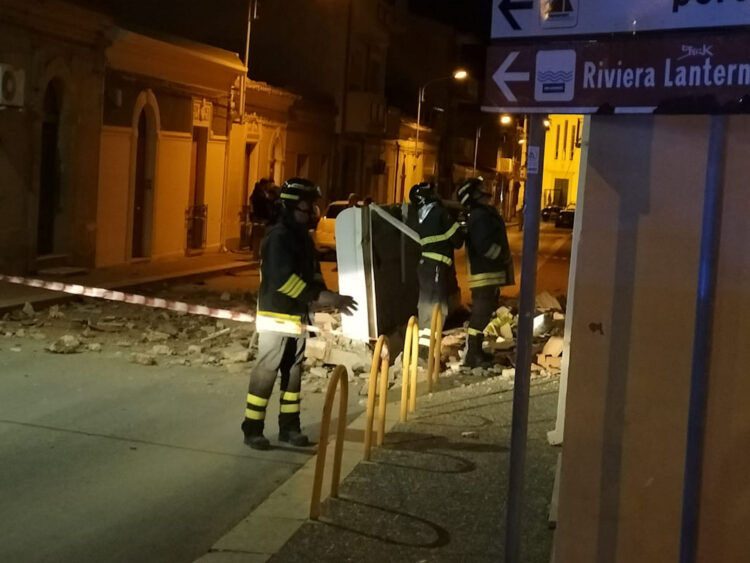 Tragedia sfiorata a Scoglitti: crolla un balcone FOTO