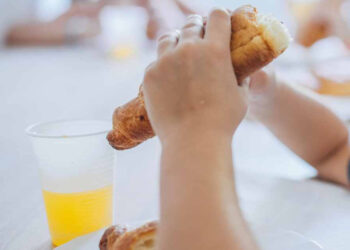 Bimbo rischia di soffocare con una merendina: salvato dalla maestra