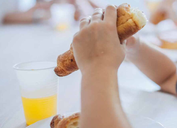 Bimbo rischia di soffocare con una merendina: salvato dalla maestra