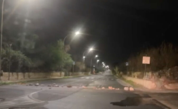 Marina di Ragusa, massi lungo la strada: denunciato episodio sospetto