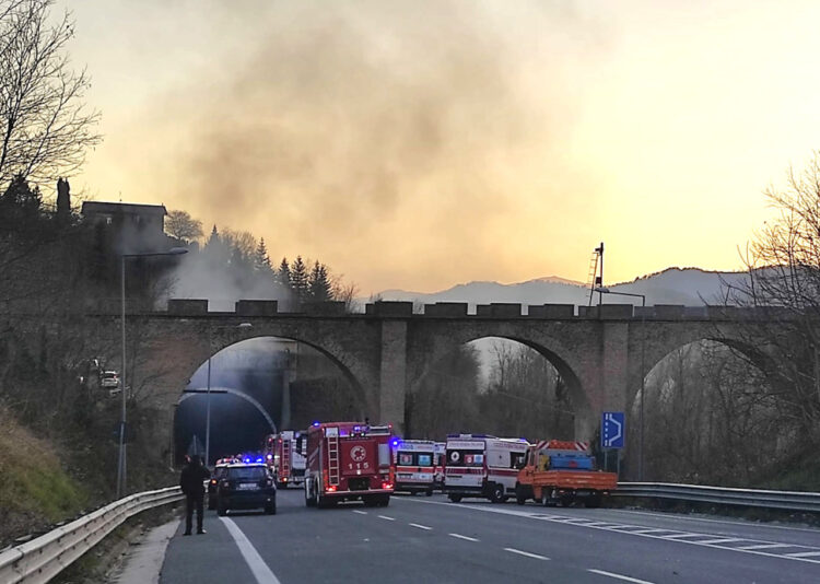 Urbino, grave impatto in galleria: 4 vite perdute