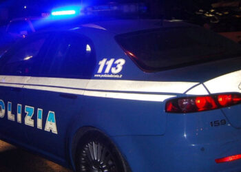 Non lo fanno entrare in discoteca, lui sfonda porta con auto