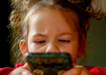 Tablet e smartphone usati come ciuccio per fare stare tranquilli i bambini