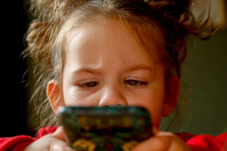 Tablet e smartphone usati come ciuccio per fare stare tranquilli i bambini